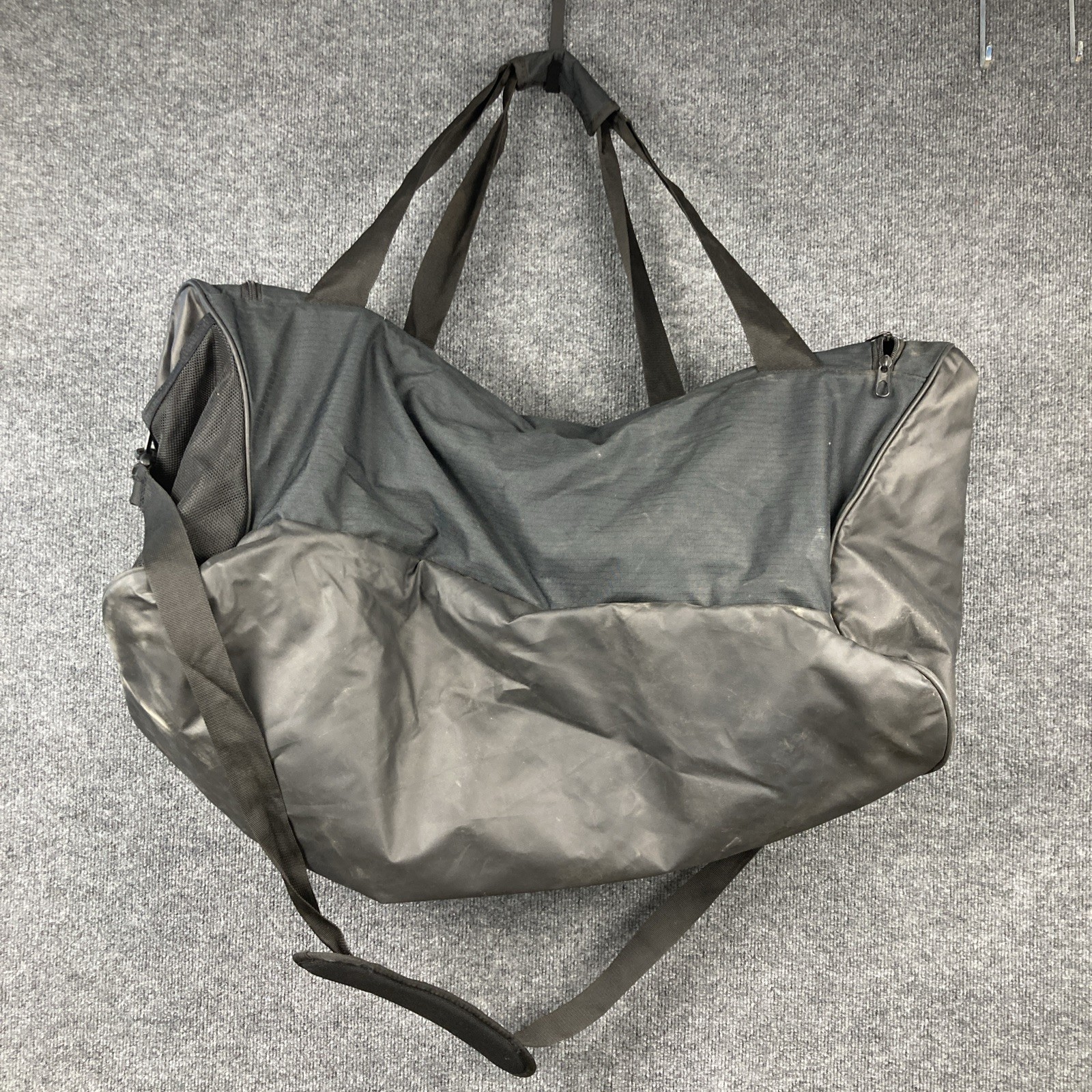 Nike Black Large 27″ Multi-Compartment Zippered Shoulder Strap Equipment Bag