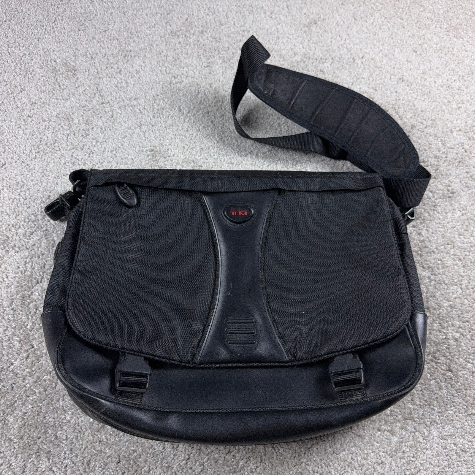 Tumi T2 Tech Bag Black Ballistic Expandable Messenger Laptop Bag Satchel Travel