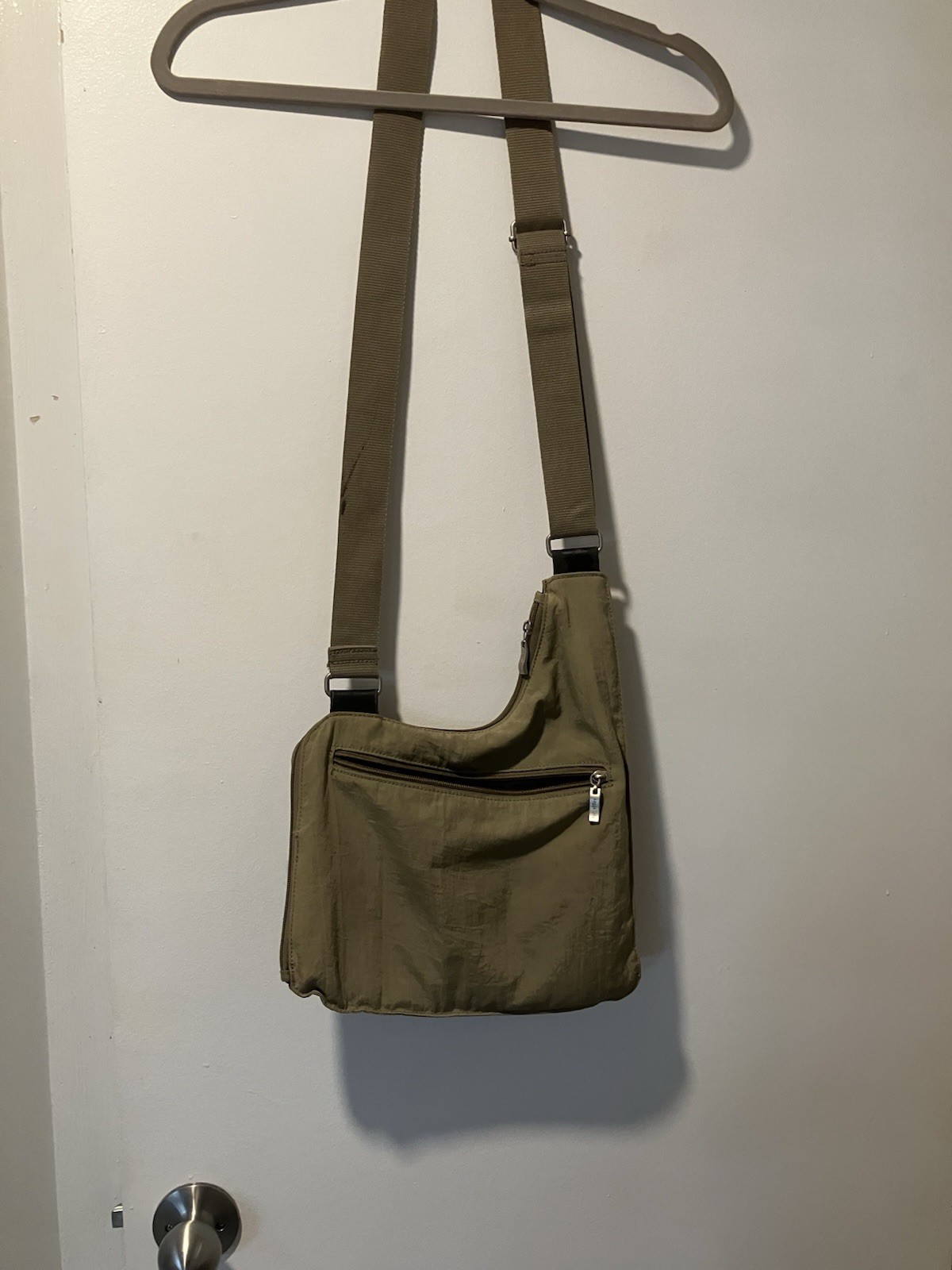 baggallini Beige Solid Crossbody Bag Zip & Magnetic Closure, Adjustable Strap