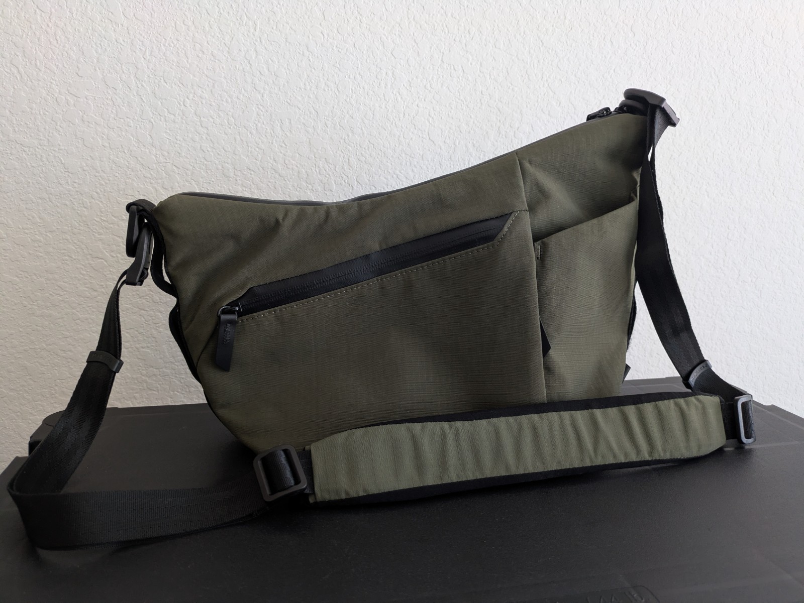 Alpaka Flow Satchel 4L with Padded Shoulder Strap