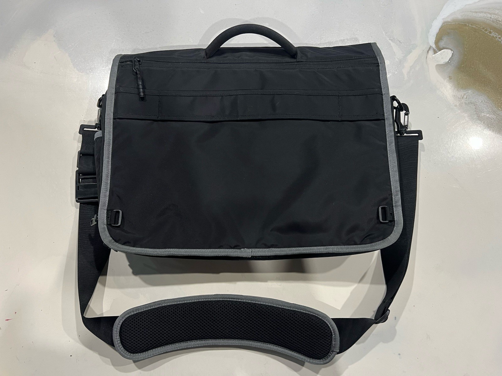 Timbuk2 Command Large Black Gray Crossbody Padded Messenger Laptop 17” x 14”