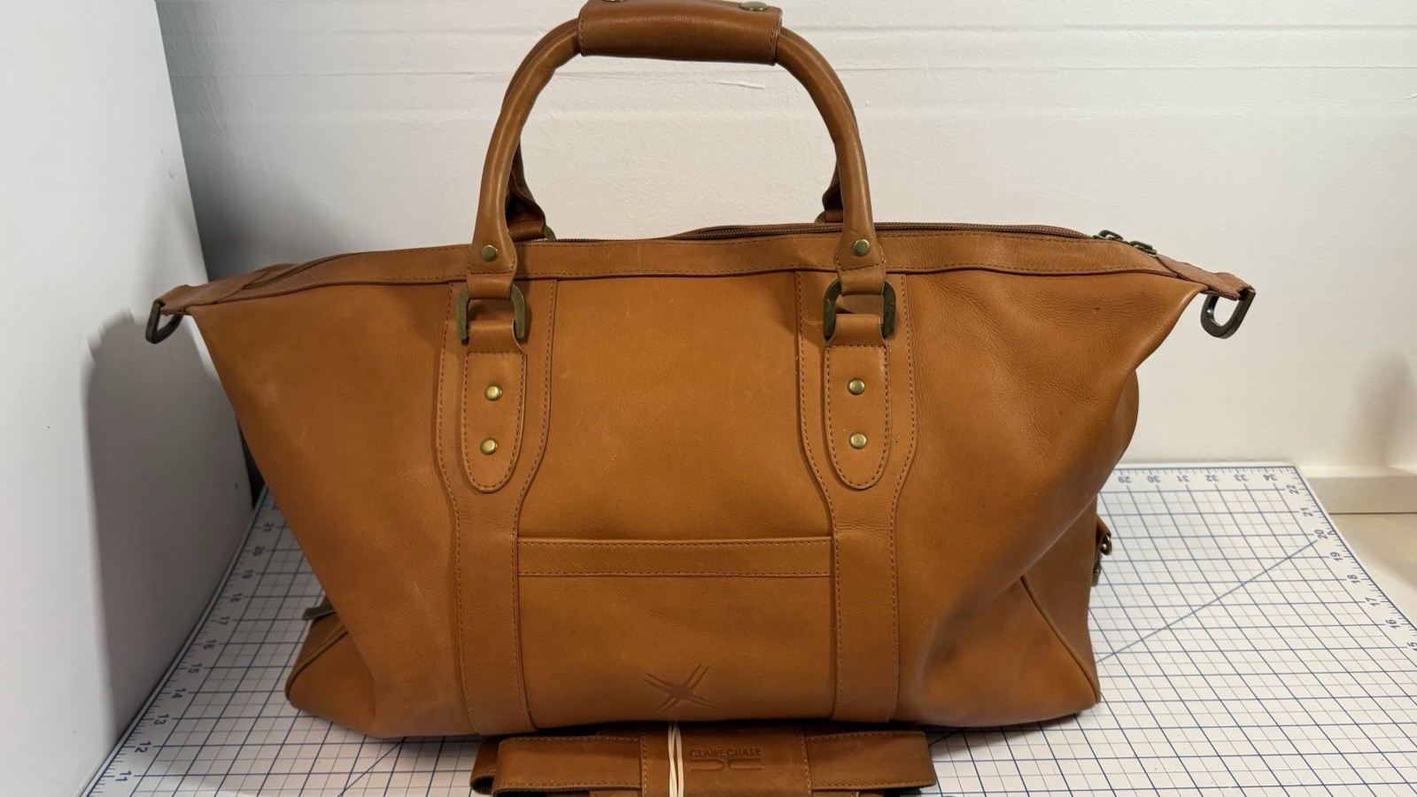 CLAIRE CHASE 22” Authentic Tan Leather Duffle Bag Travel Bag Made in Colombia