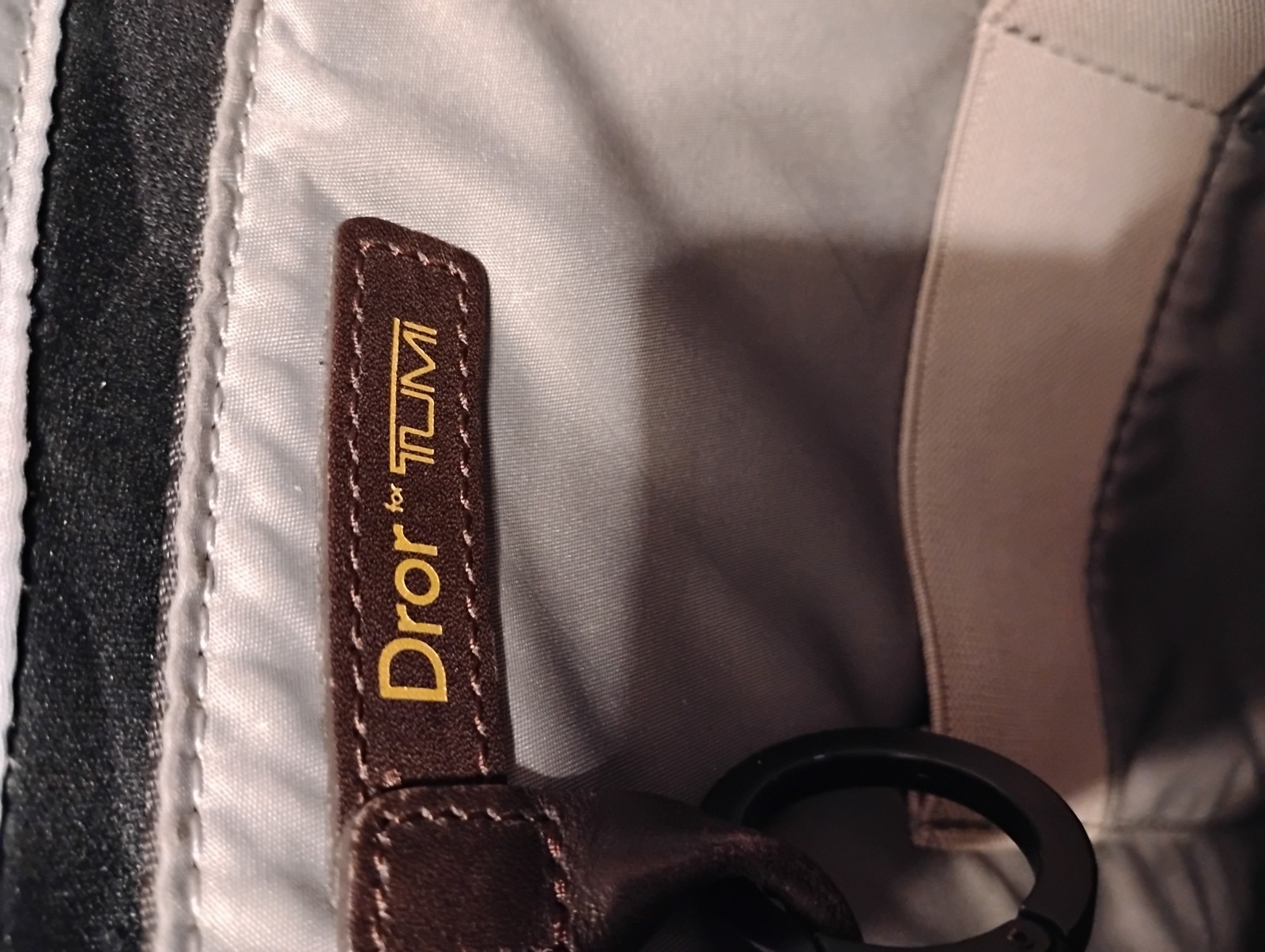 Tumi Dror Messanger Bag Magnetic Flaps Leather Accents