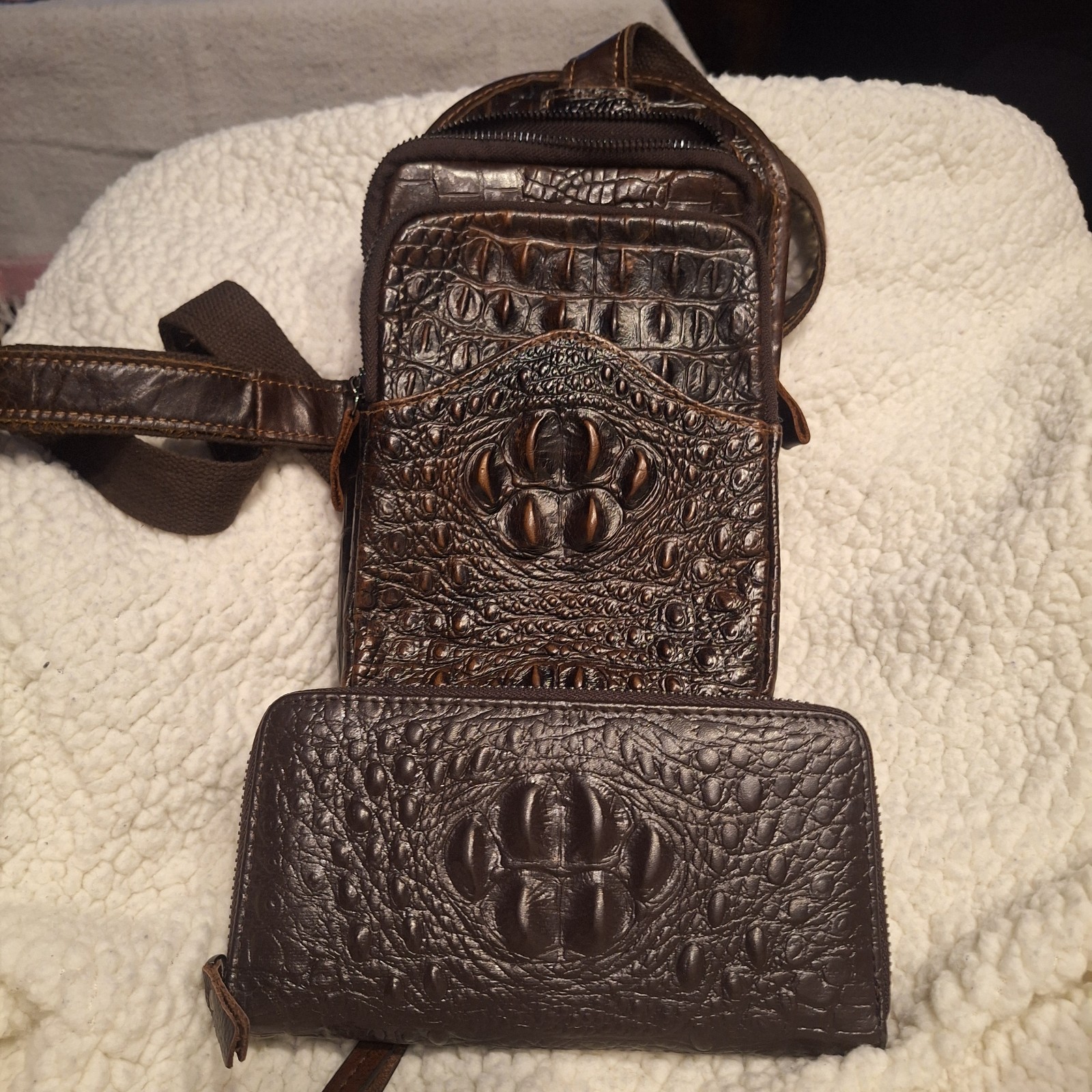 Crocodile embossed Leather Men’s Chest Bag Pattern Crossbody & Wallet