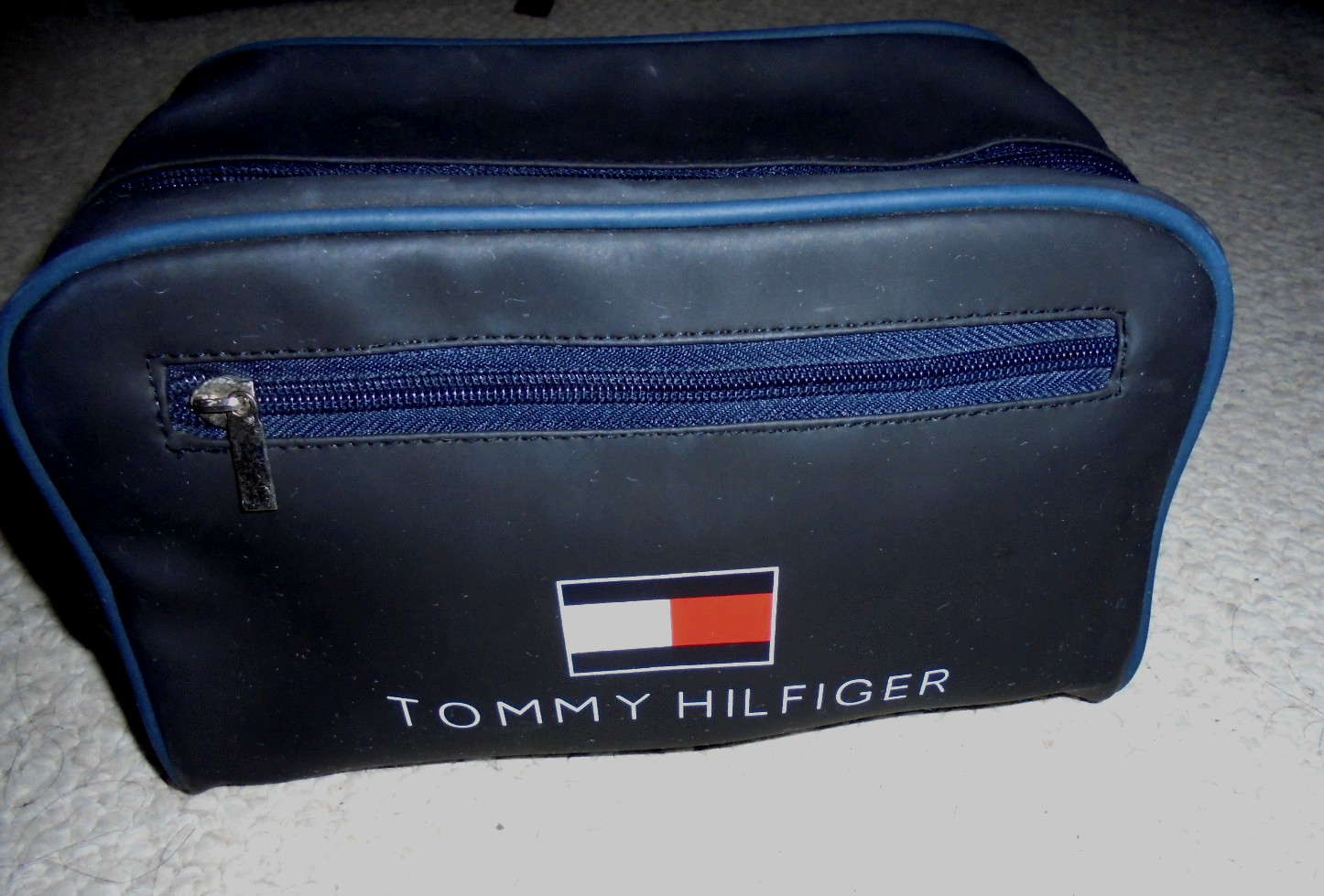 Tommy Hilfiger Men’s Toiletry Shaving travel bag Navy Blue with logo and zipper