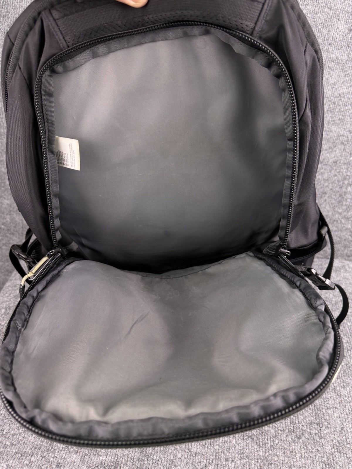 The North Face Borealis Men’s Backpack Black 28-liter pack Travel Hiking Sports