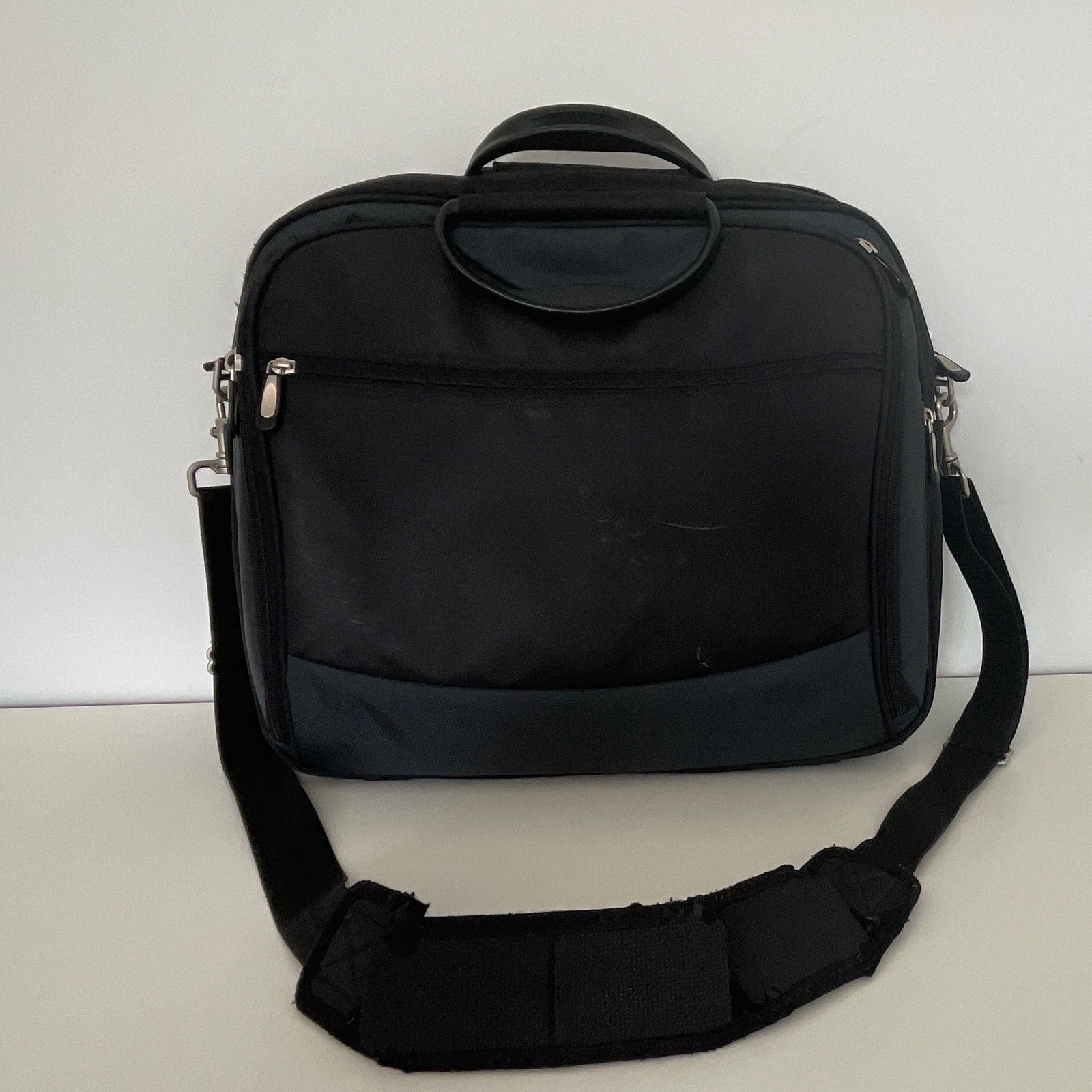 Black HP Laptop Bag Zip Closure w/ Adjustable Shoulder Strap & Handle