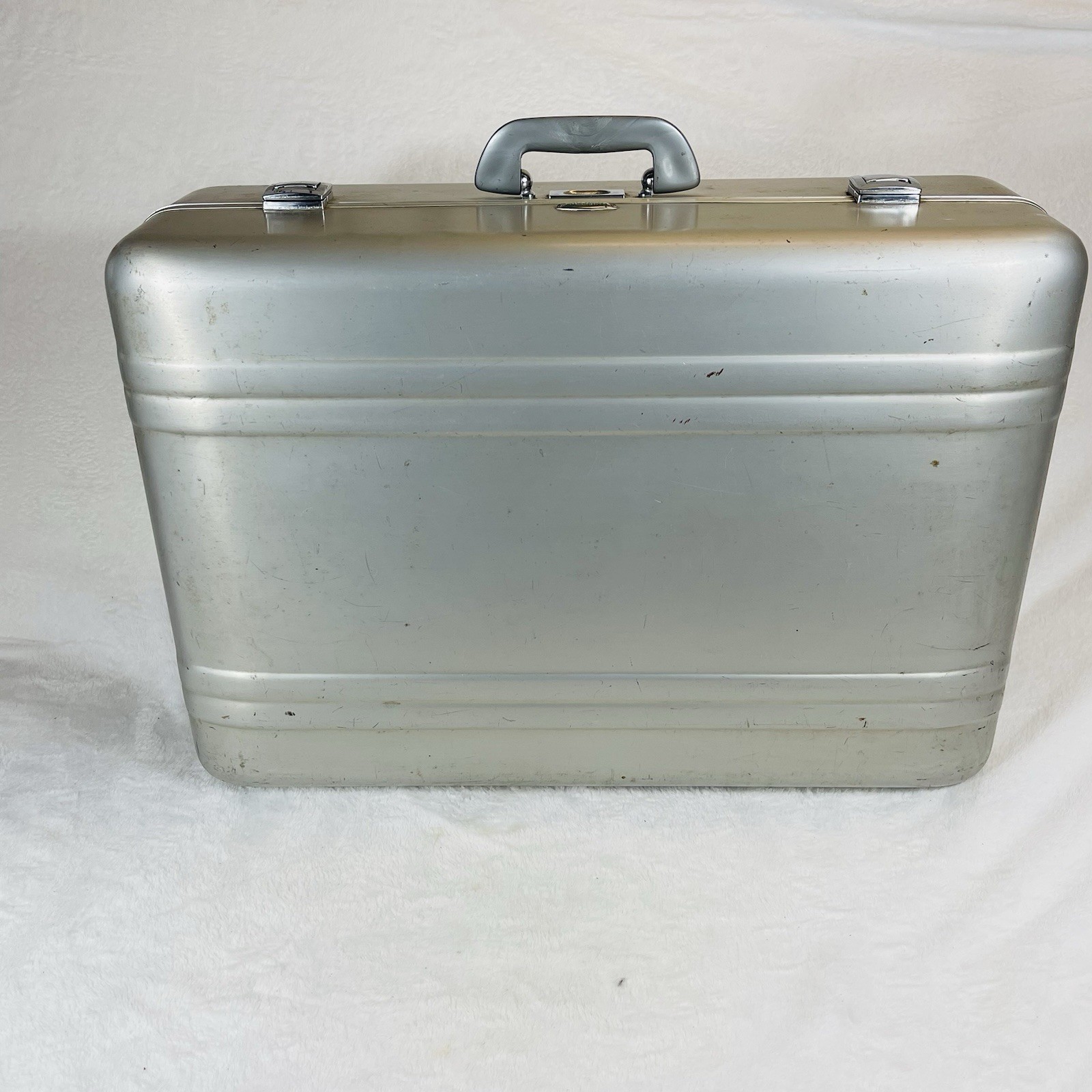 Zero Halliburton Aluminum Camera Case Suitcase Luggage Briefcase 26″x18″x9″ VTG