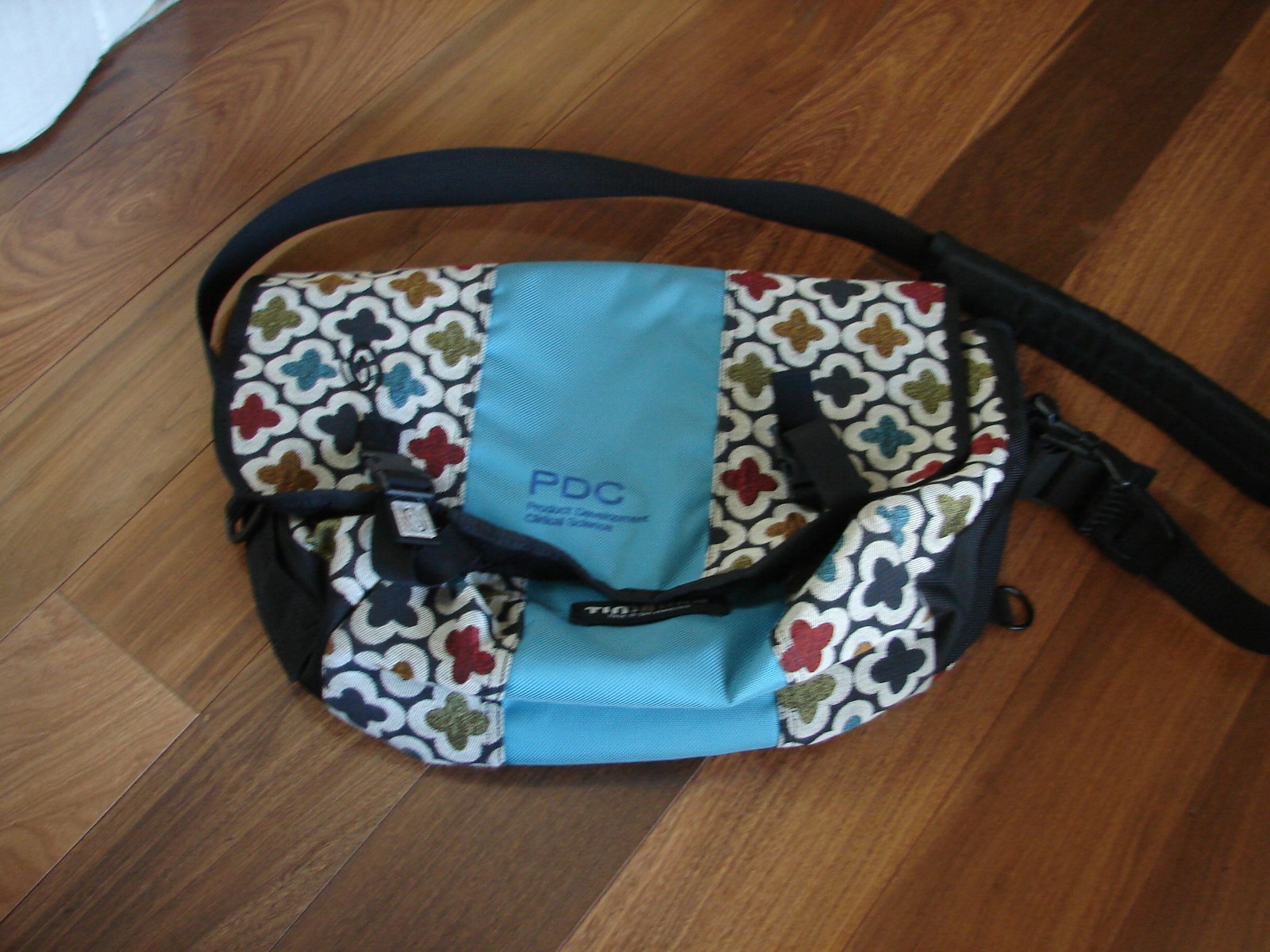 Timbuk2 Messenger Multi Colors Geometric Lotus Deisgn – Size Large 18×12