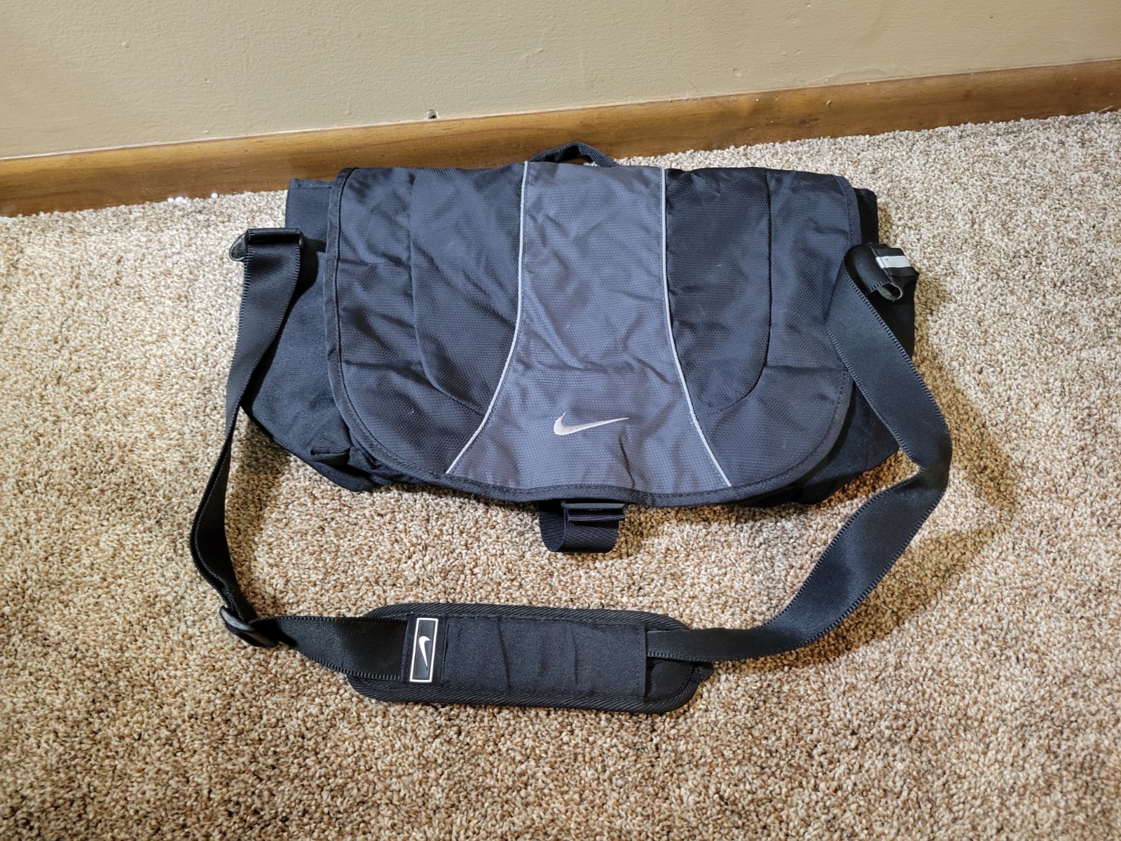 Nike Black Gray Messenger Bag Buckle Zip Shoulder Strap Adjustable Pockets Men