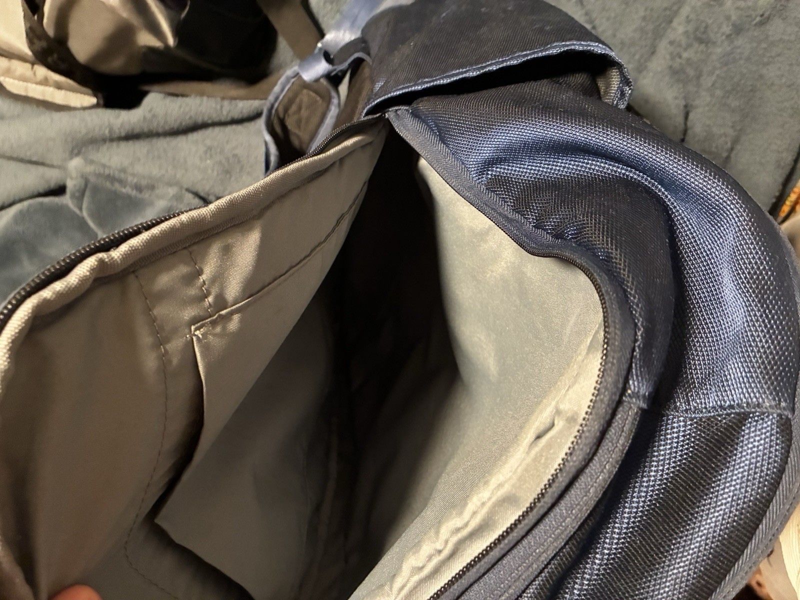 Nike Max Air Blue Large Backpack Zip Closure Adjustable Strap Inner Pockets