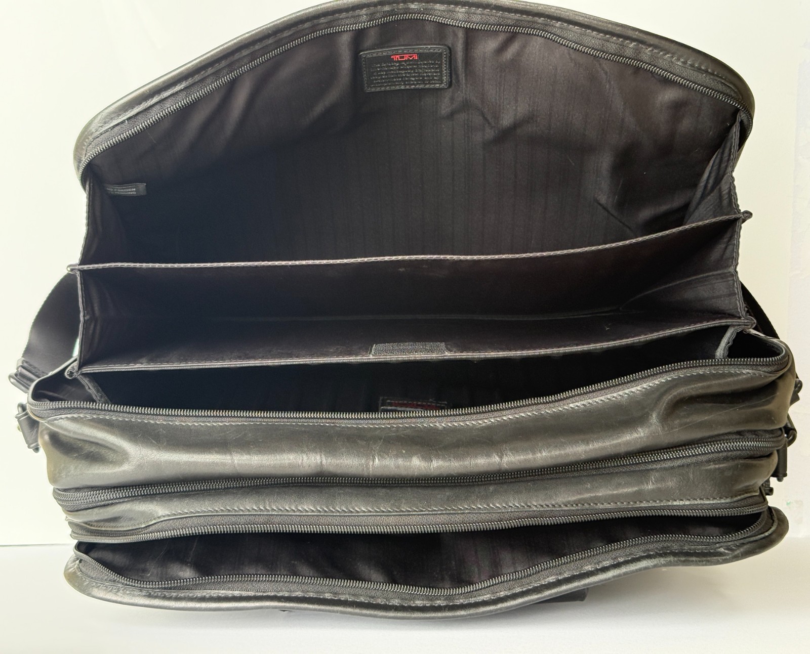 TUMI LEATHER LAPTOP BRIEFCASE – 96160DH – EXPANDABLE BLACK TRAVEL BAG w/DUST BAG