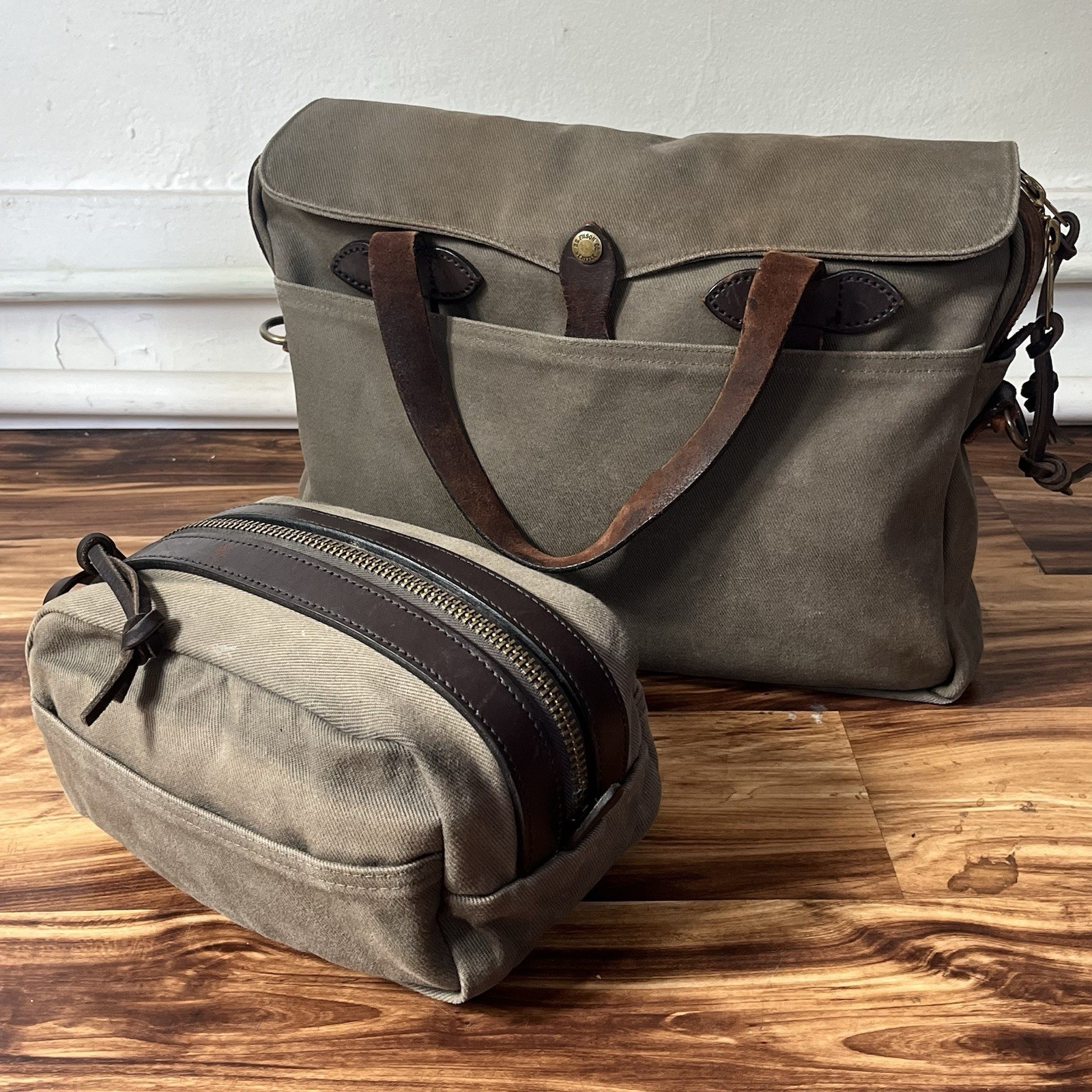 Filson Rugged Twill Original Briefcase & Travel Kit | Otter Green YKK Era Patina
