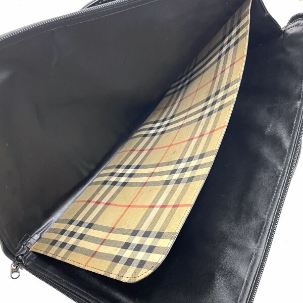 ■Authentic Burberry briefcase in black leather with a slide handle. Perfect for