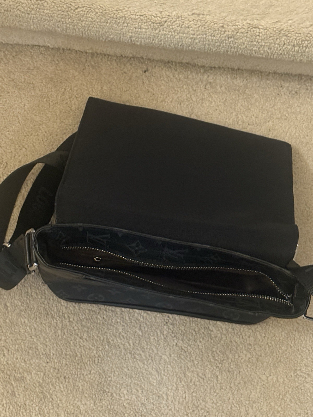 Louis Vuitton Monogram Eclipse Black Men’s Messenger Bag Zip Adjustable Strap