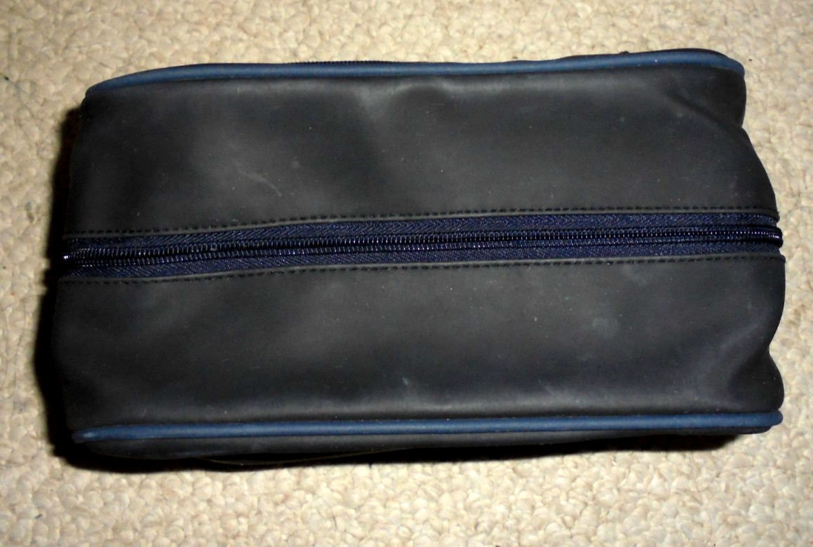 Tommy Hilfiger Men’s Toiletry Shaving travel bag Navy Blue with logo and zipper