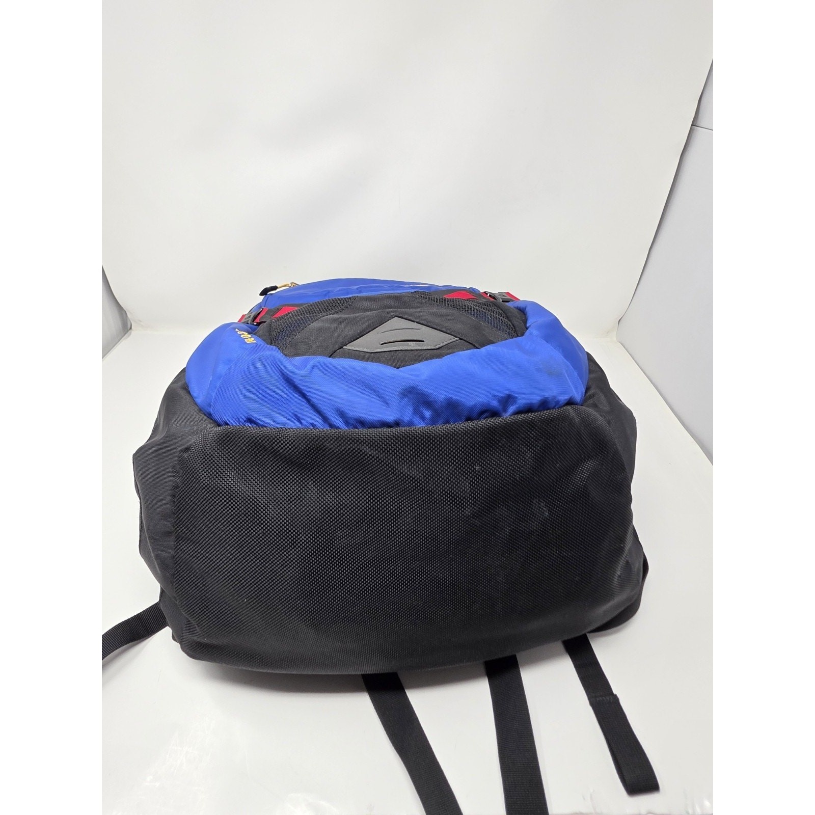 North Face Recon Backpack Blue/Red. Great bag for hiking, travel and school bag