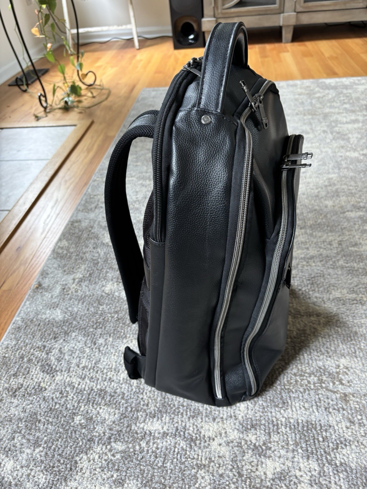Samsonite Men’s Black Backpack Zip Top Handle Padded Luggage Sleeve Strap