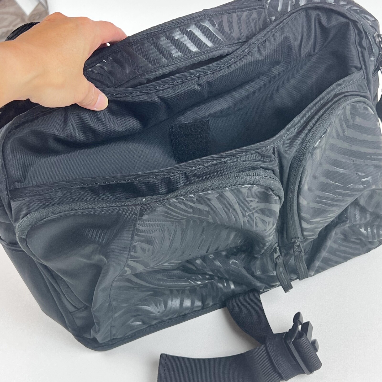 Volcom Messenger Bag Laptop Computer Corporate Black 2 Padded Sleeves Top Handle