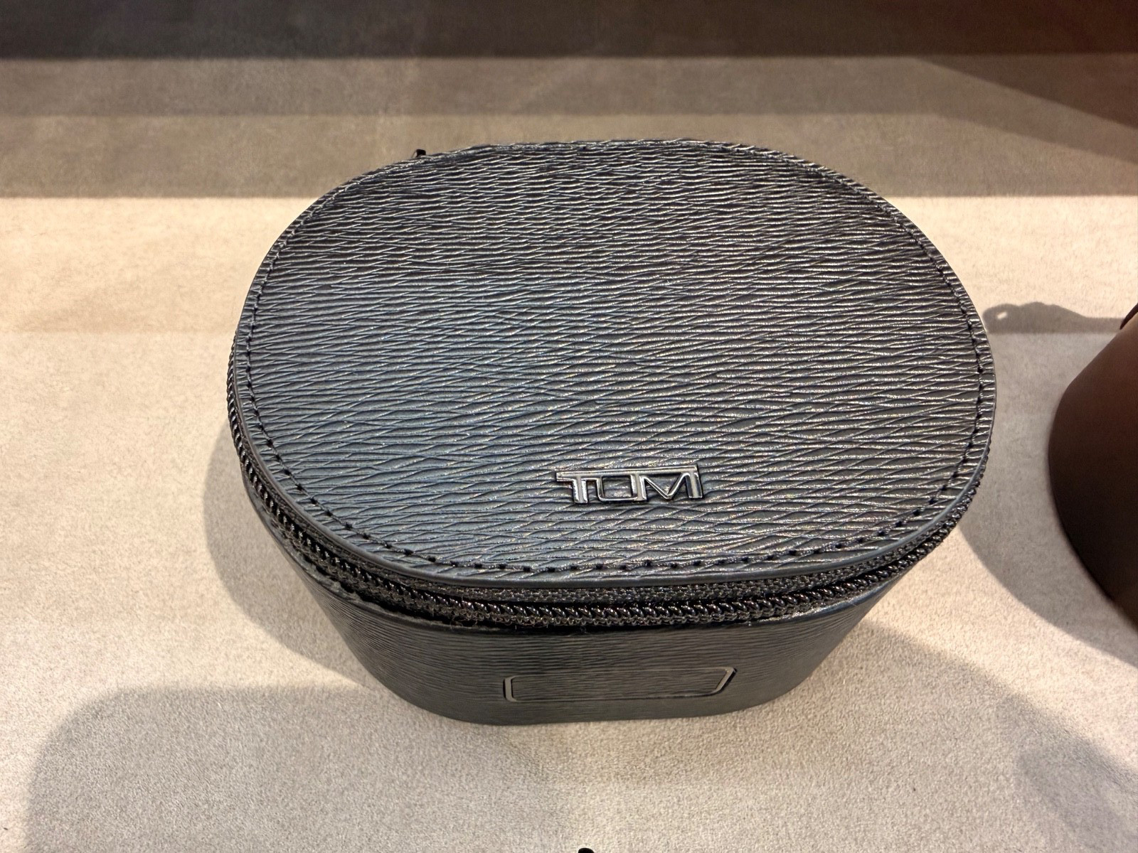 NEW Tumi 4.25” Leather Zip Around Travel SINGLE WATCH Case Roll Box – BLACK