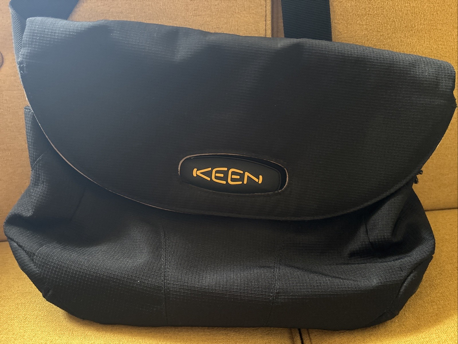 Keen Hybrid Transport Messenger Bag Black Crossbody Shoulder Ripstop Nylon -Used