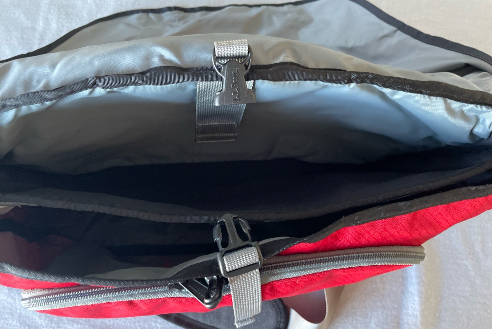 LL BEAN Laptop Commuter Adjustable Shoulder Messenger/Day Bag Red