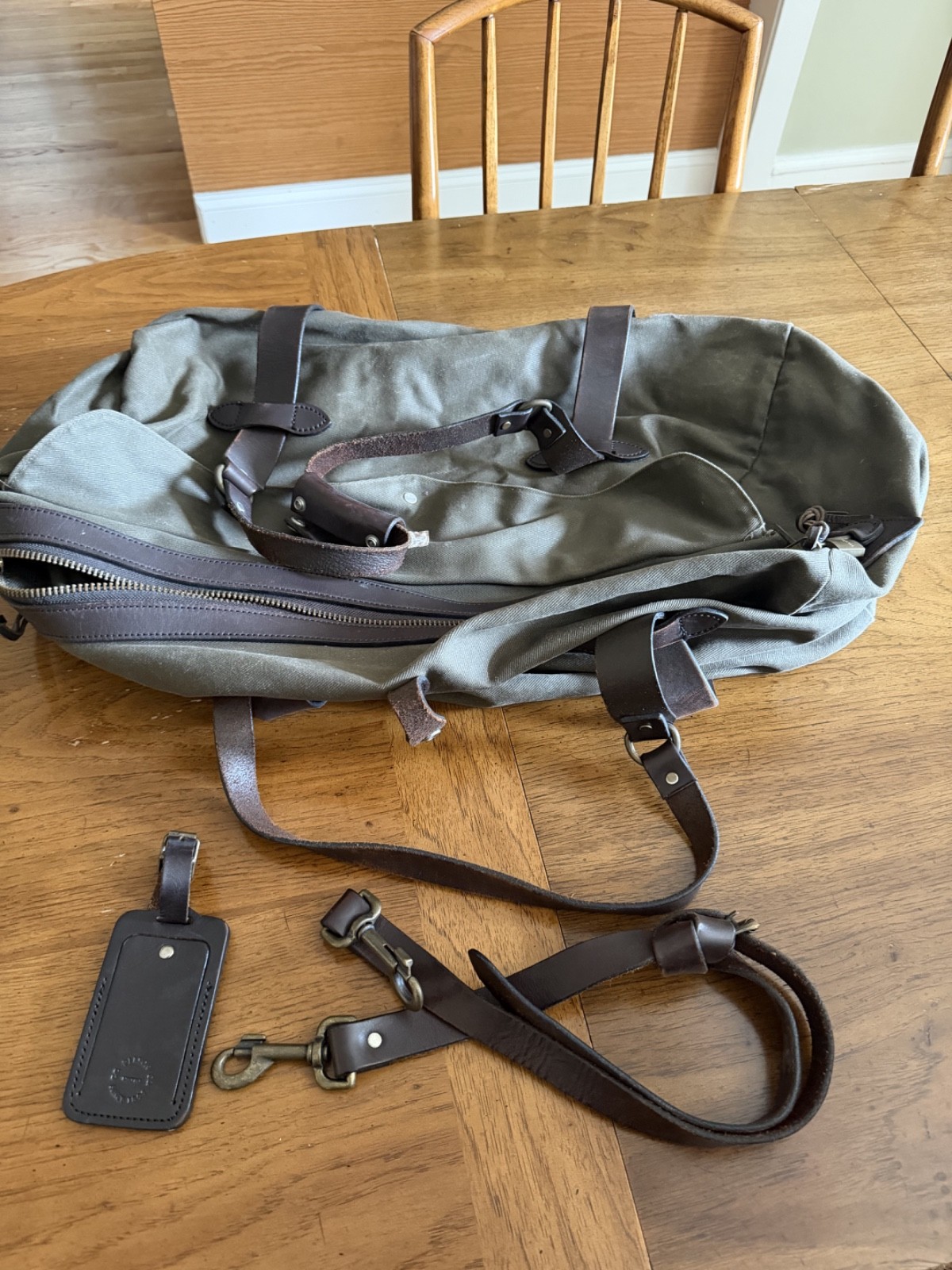 Filson Medium Duffle Bag w/ luggage tag. Older / ~ vintage! MADE IN USA! OFFER!