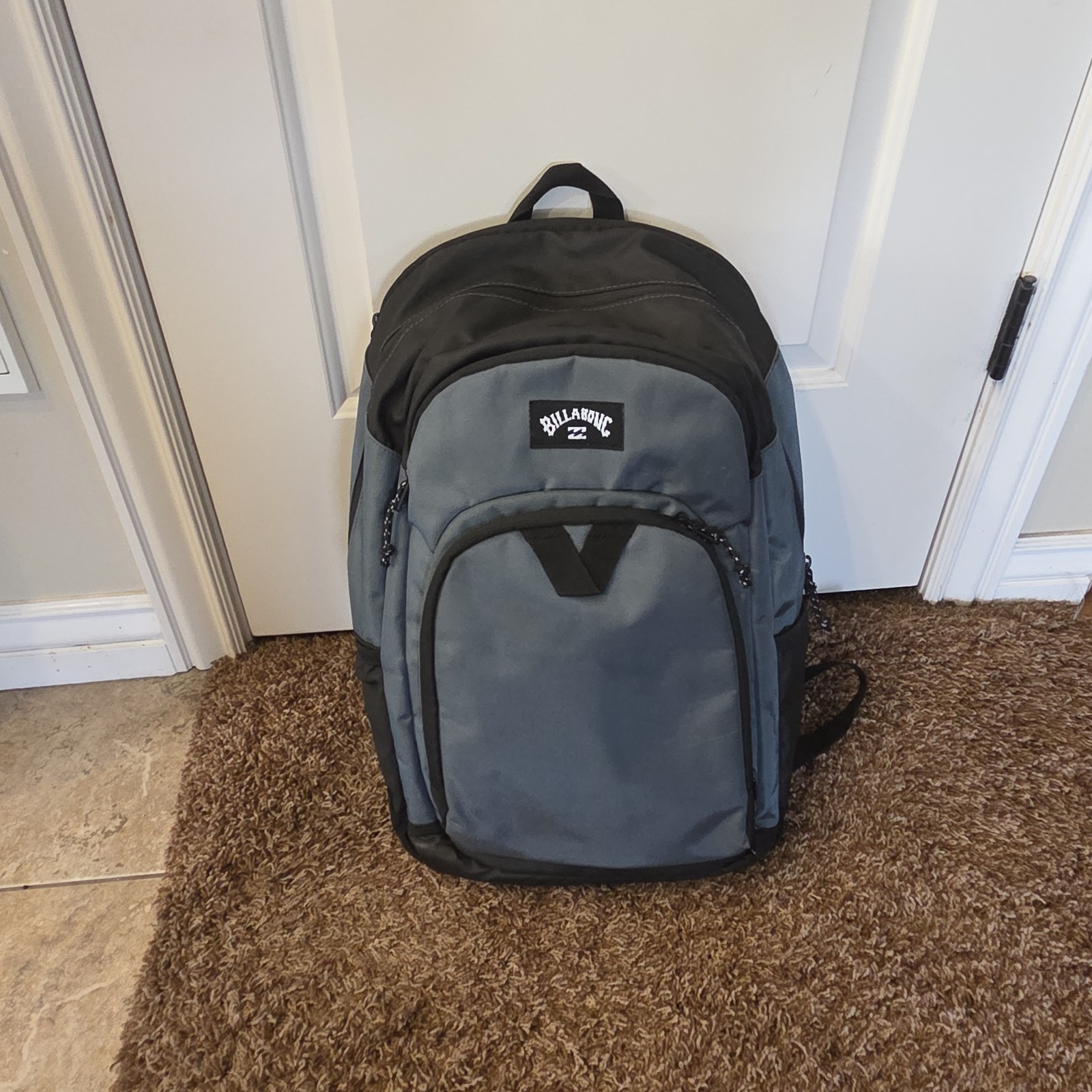 Billabong Men’s Backpack Gray and Black Adjustable Strap Padded Outer Pockets