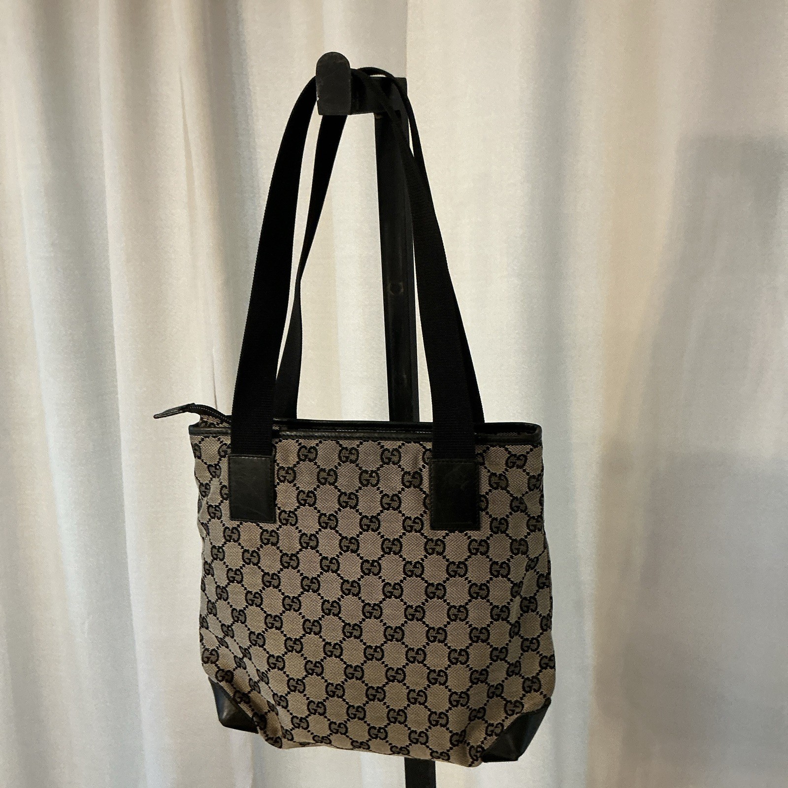 Gucci Beige Black GG Monogram Medium Zip Tote – Scuff on leather