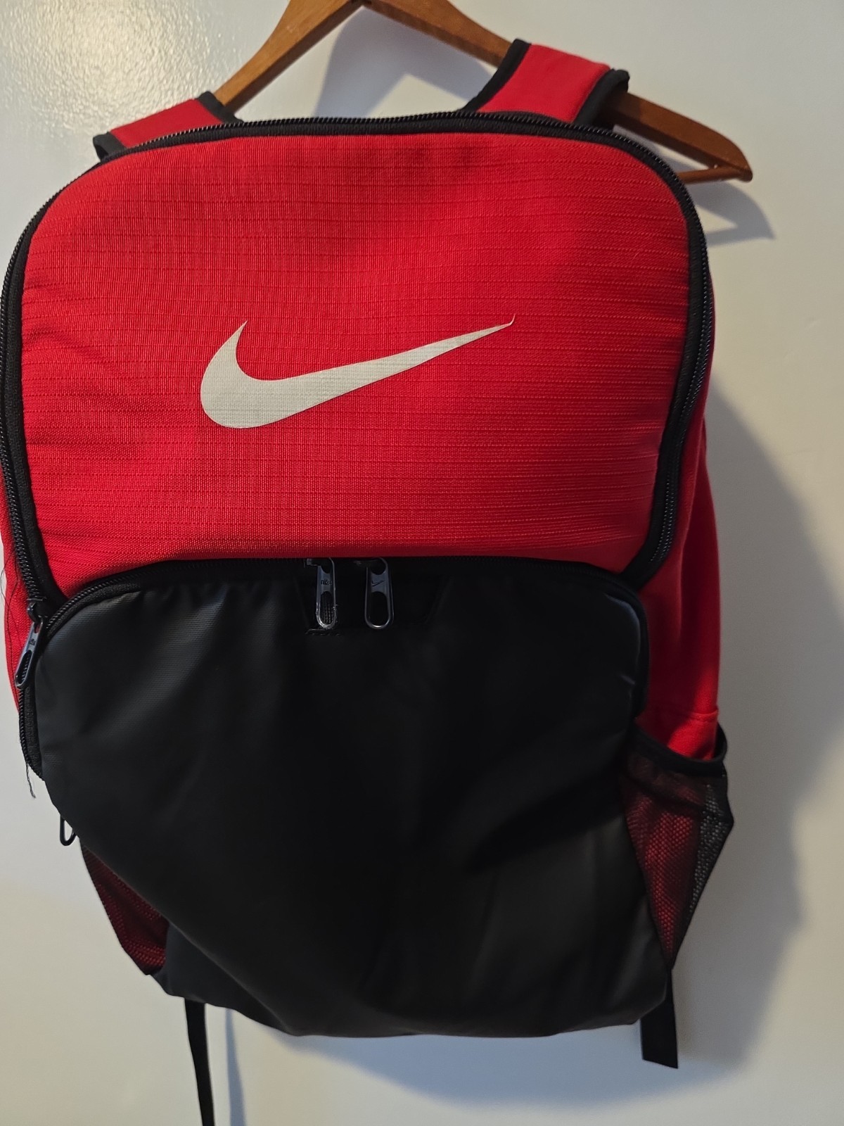 Nike Brasilia backpack Padded Straps & Adjustable, 4- Pockets Black & Red
