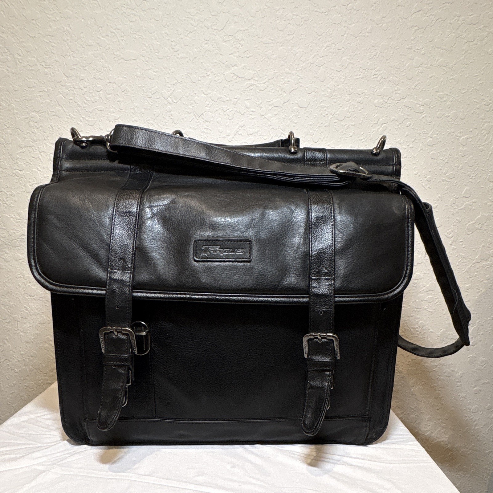Targus Black Large Leather Bag Buckle Closure Shoulder Strap Inner Pockets