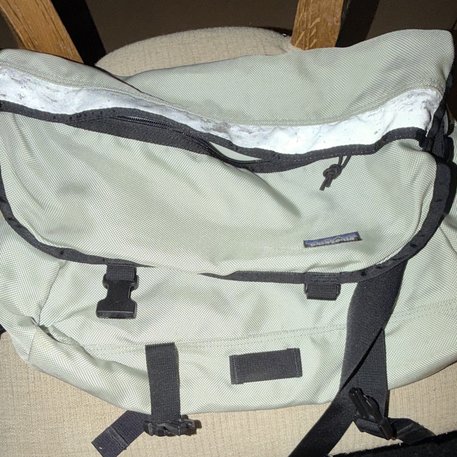 Patagonia Gray Large Messenger Bag Buckle Closure Adjustable Strap Reflective