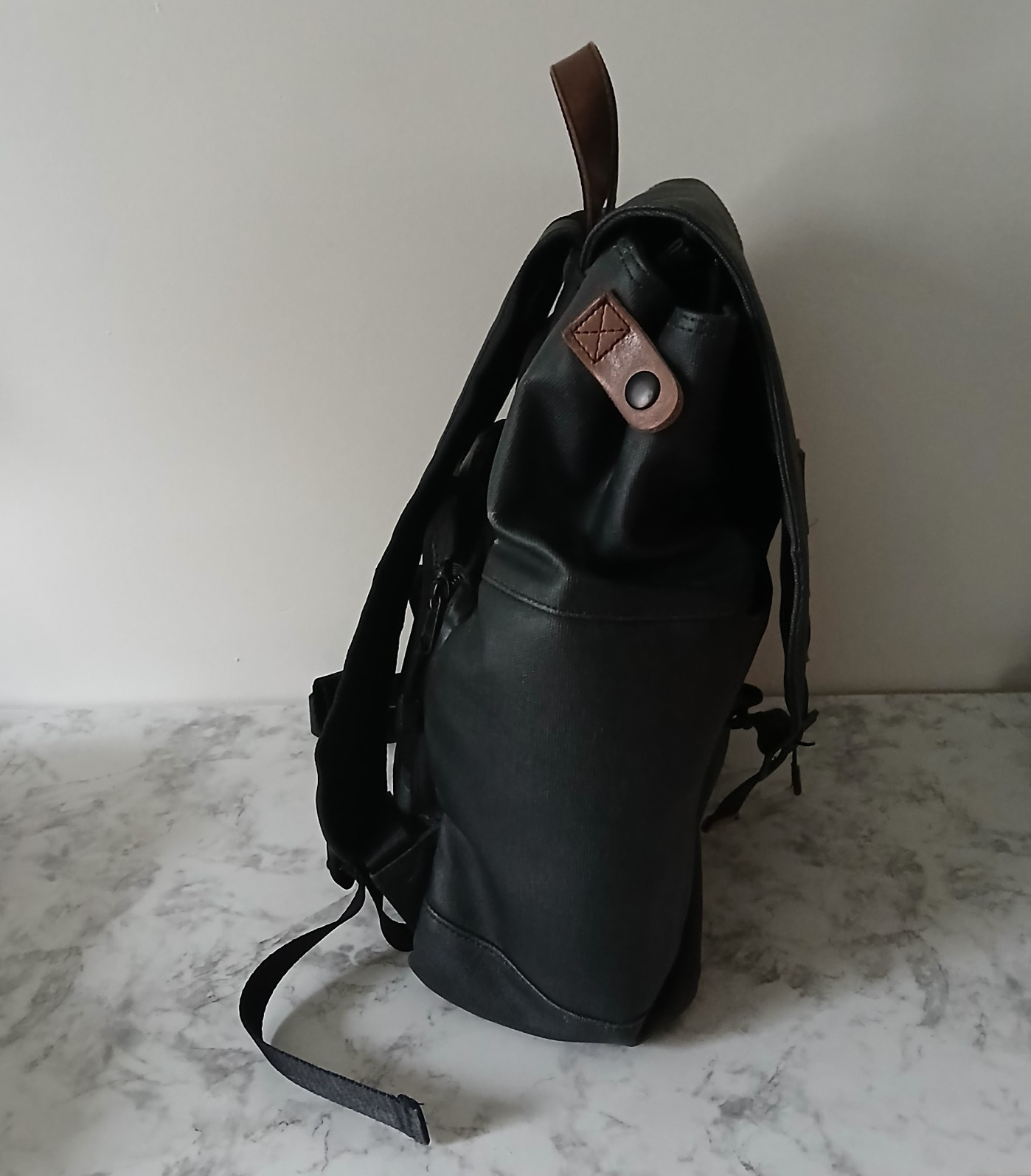 Langly Rucksack Decoy Camera Bag Backpack Gray Waxed Canvas – 1 buckle missing