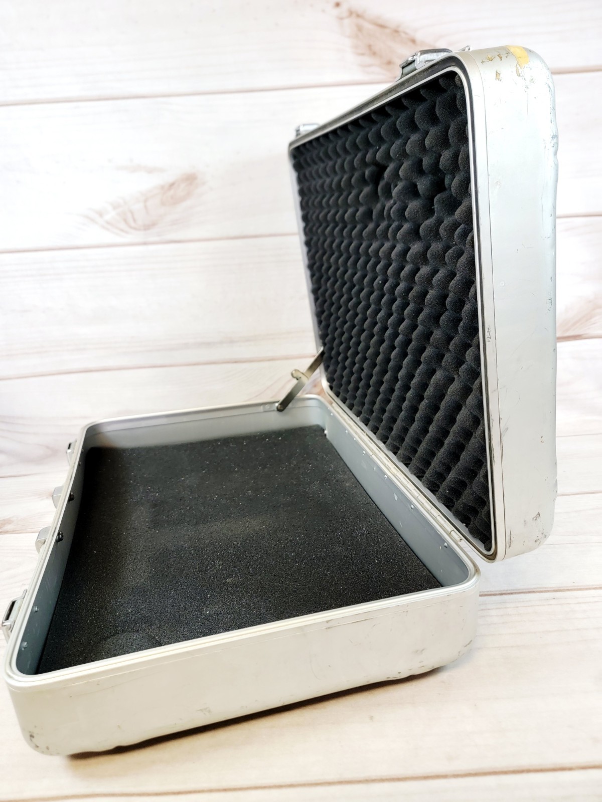 Vintage Aluminum Briefcases 18″ x 13″ x 5″ With Padding Camera Made In Japan