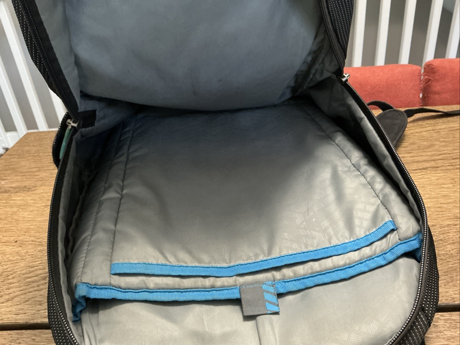 Thule Black Backpack Zip Closure Adjustable Strap Pockets Inner Pockets – READ