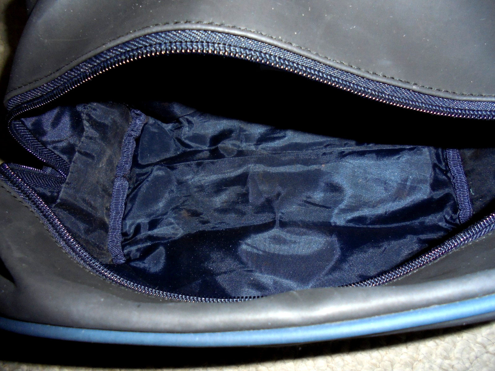 Tommy Hilfiger Men’s Toiletry Shaving travel bag Navy Blue with logo and zipper