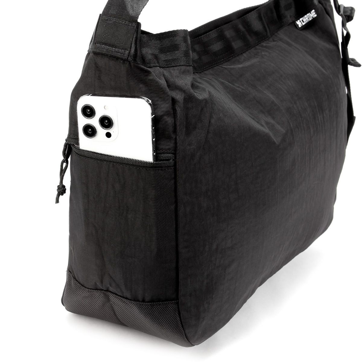 Chrome Industries Newspaper Messenger Bag 26L Waterproof B4 Nylon Mens