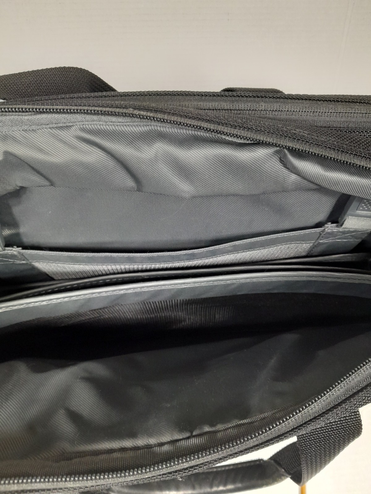 Briggs & Riley Travelware Expandable 17″x 13″ Cabin Laptop Bag Black BB104X-4