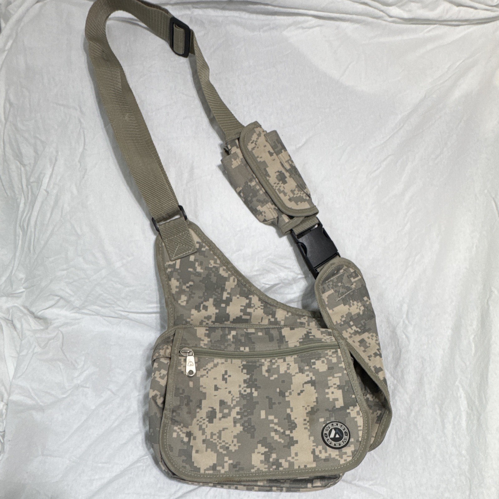 Everest Camouflage Crossbody Sling Bag, Adjustable Strap, Outer Pockets