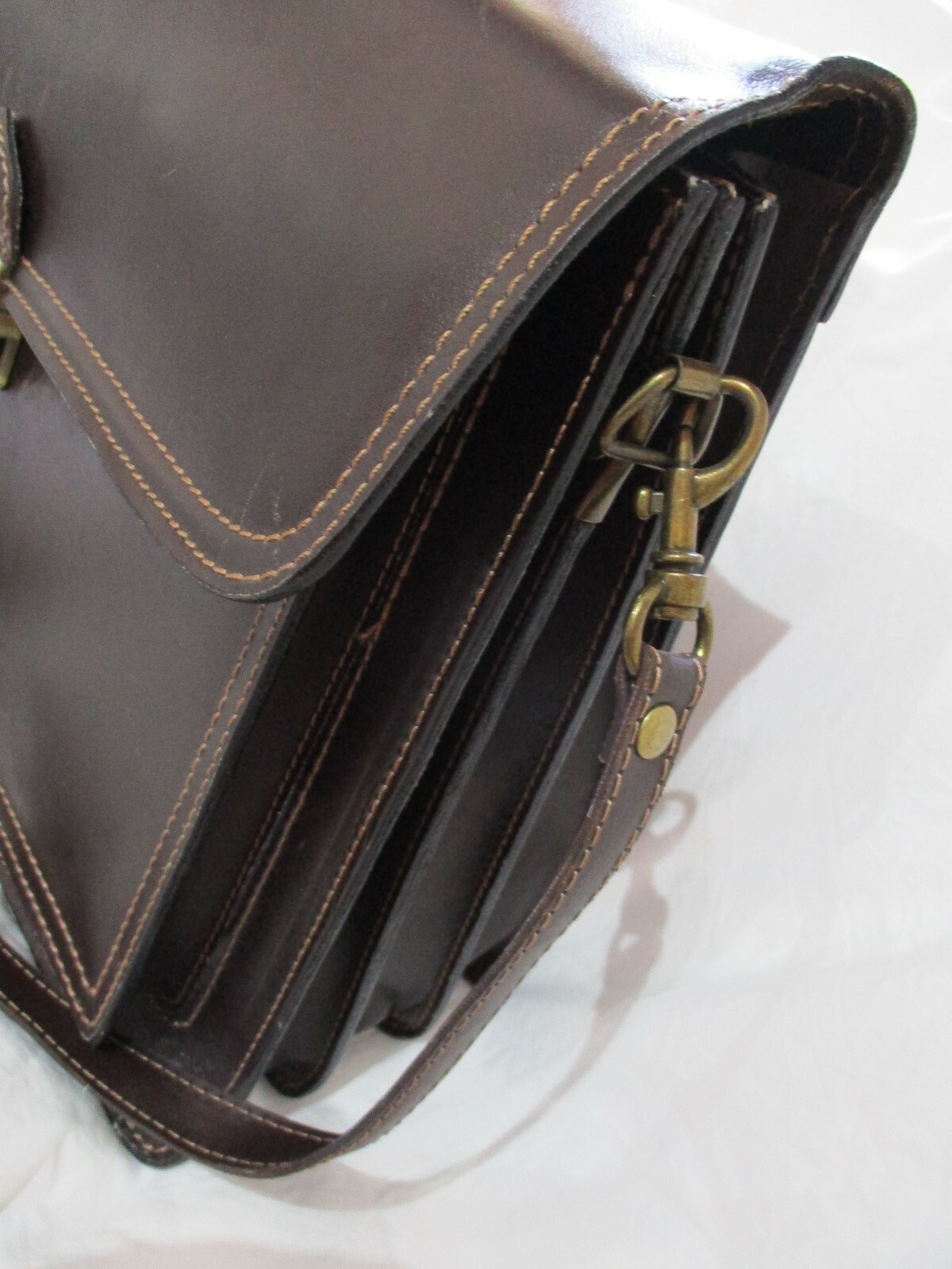 Solid and refined real leather shoulder strap workbag.