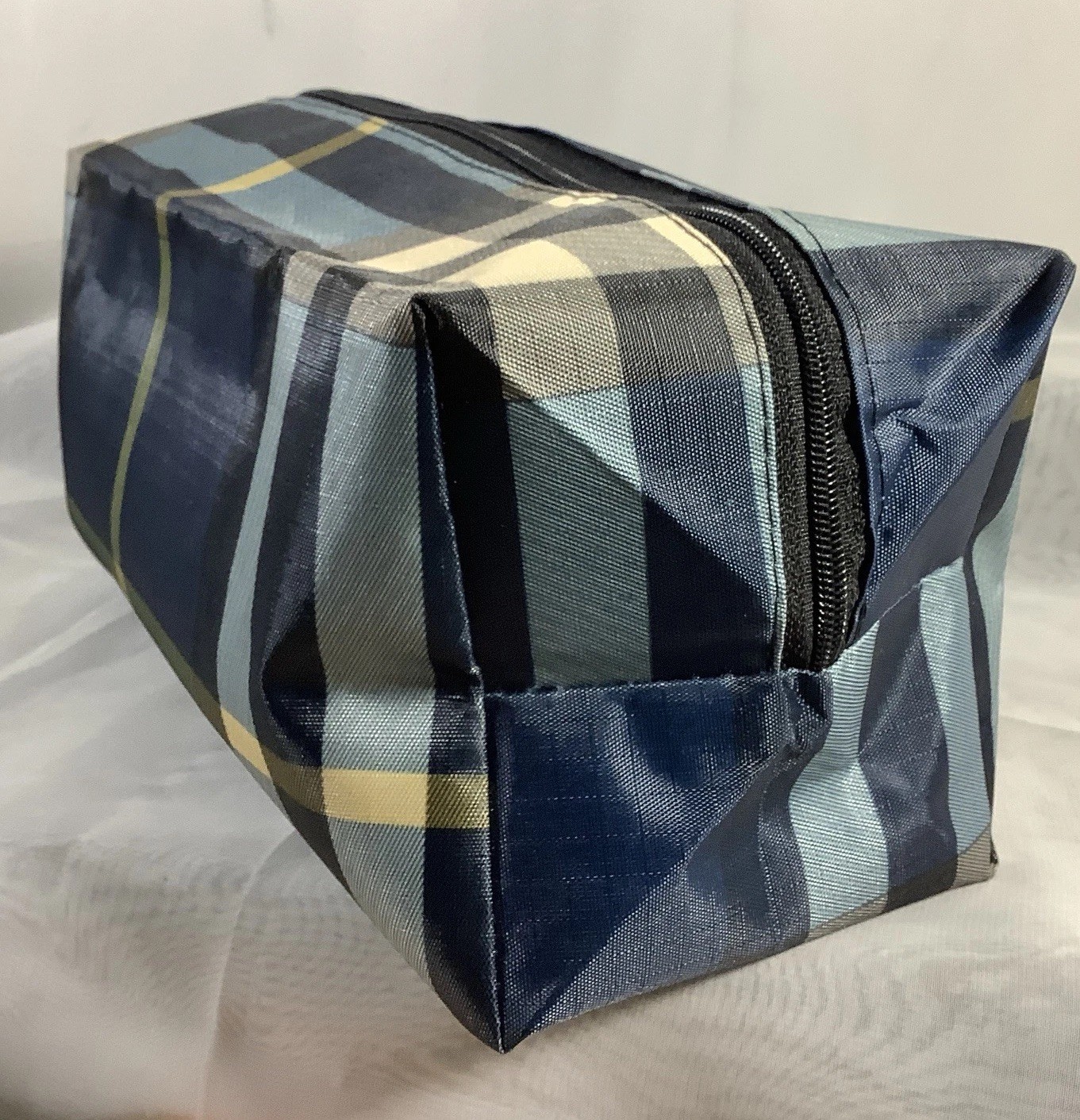 Assured Light Weight Plaid Travel Toiletry Bag Polyester Vinyl Plaid Blue – NWT
