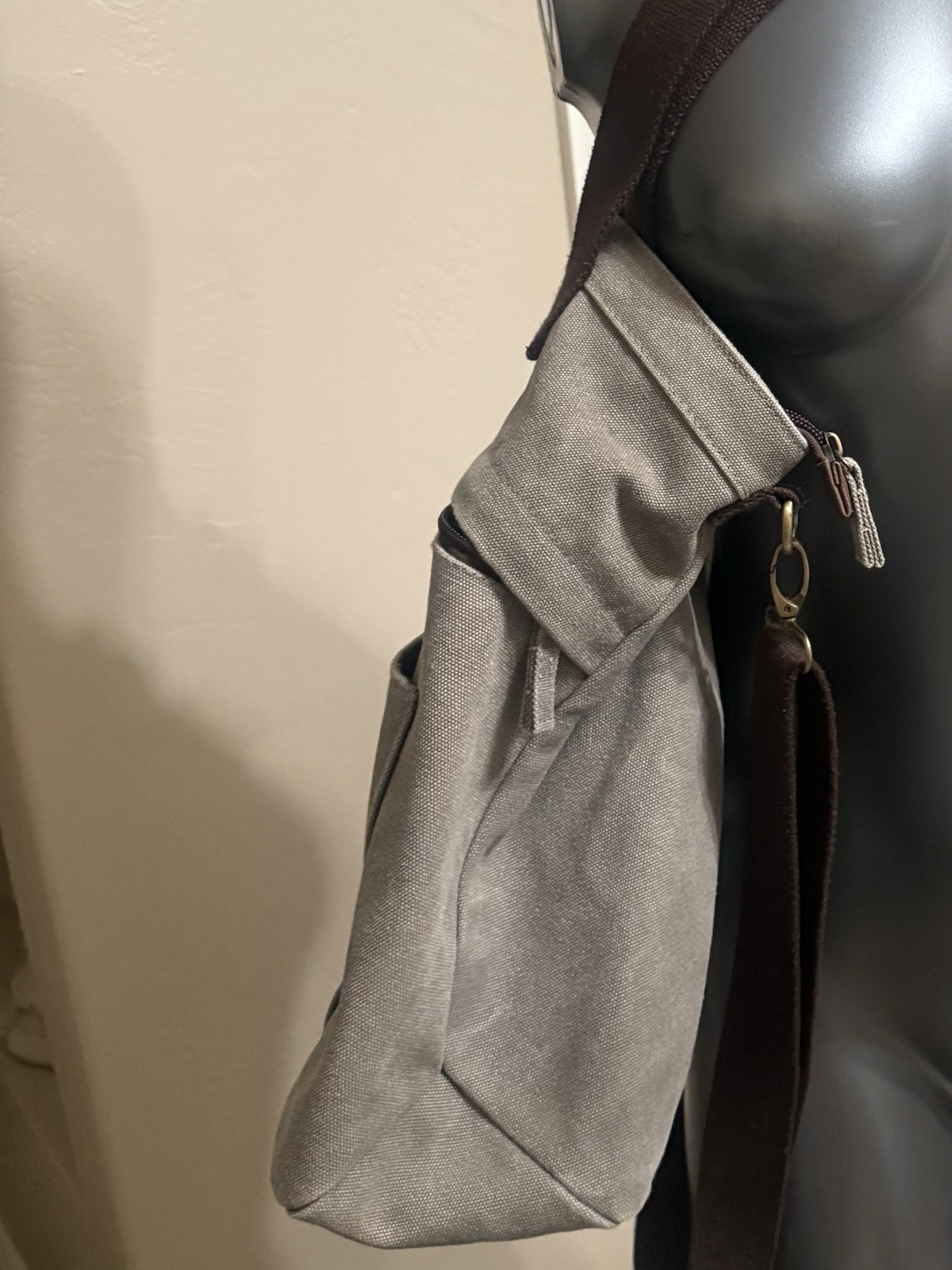 DALLU Gray/Brown Solid Tote Bag Shoulder Strap Zip Closure Inner Pockets