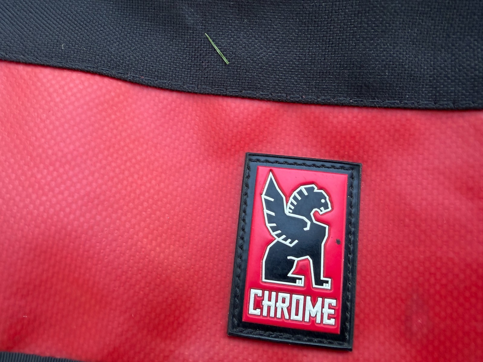 Chrome Bag – Mini Metro Messenger Bag 24″ Black/Red **Excellent**