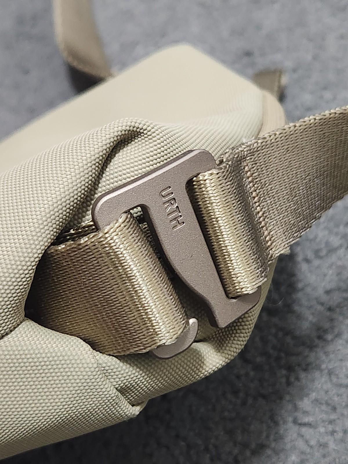 URTH Beige Solid Crossbody Bag, Zip Closure, Andesite Camera Pouch