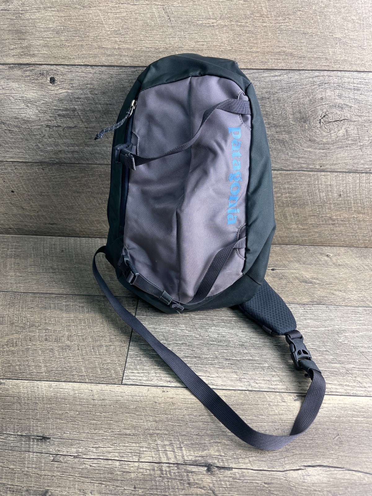 Patagonia Bag Atom Sling Pack Green Gray Zip Inner Pocket Adjustable Crossbody