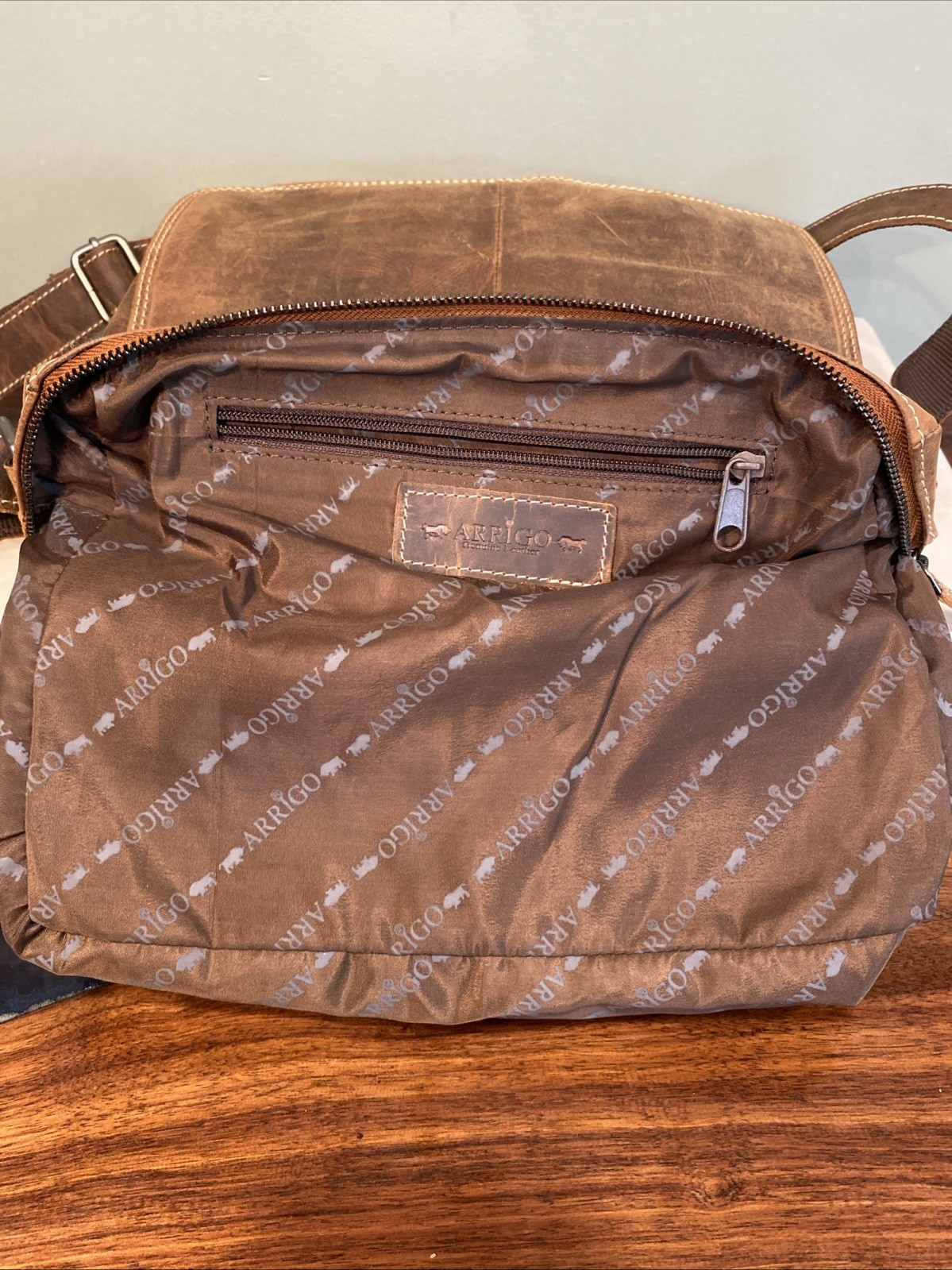 Arrigo Brown Leather Compact Messenger Bag Satchel Shoulder Strap Unisex – Nice!