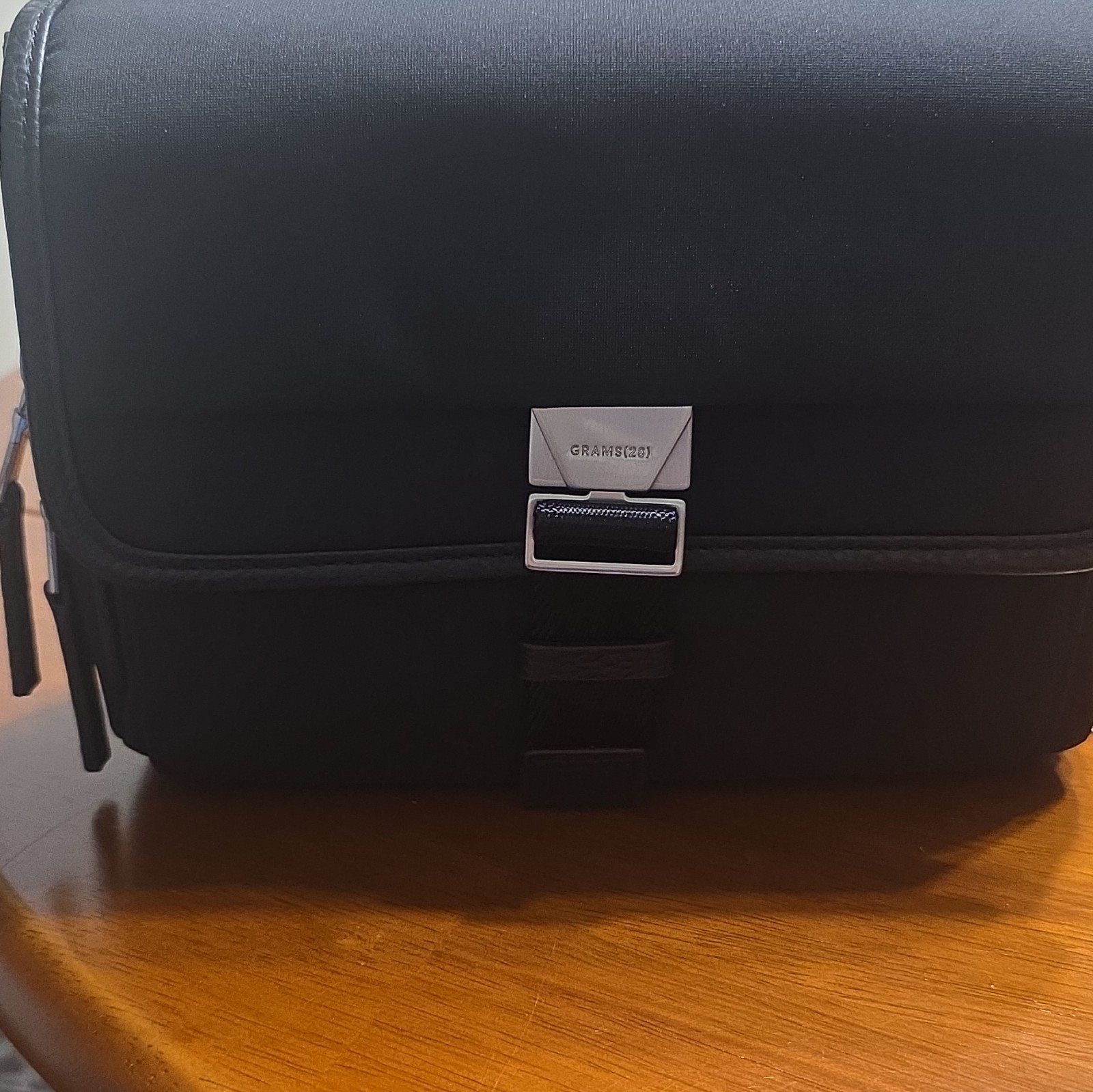 GRAMS(28) 702 Daily Sling in Black