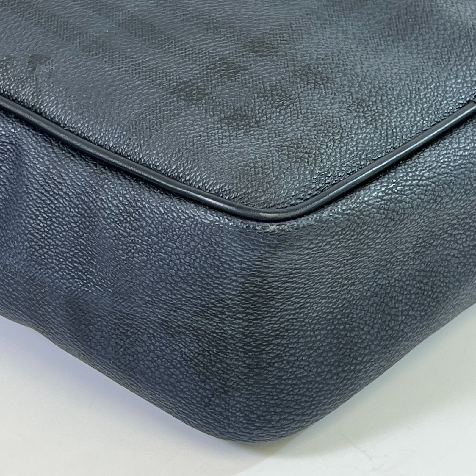 Authentic Burberry Shadow Check Shoulder Bag Navy Unisex Leather PVC 17cm x 22cm