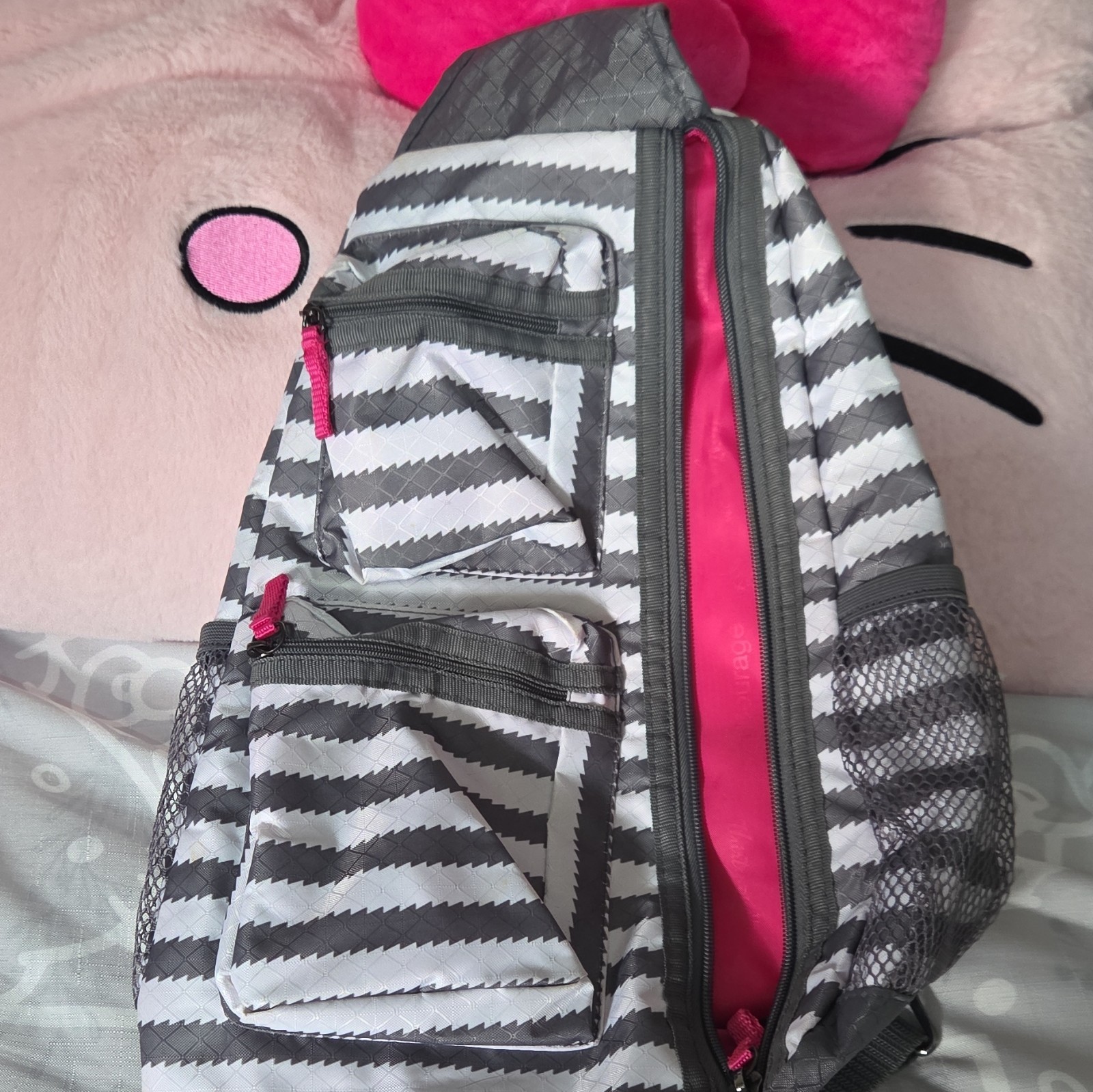 Thirty-One Chevron Crossbody Sling Bag Gray/White/Pink Zip Adjustable Pockets
