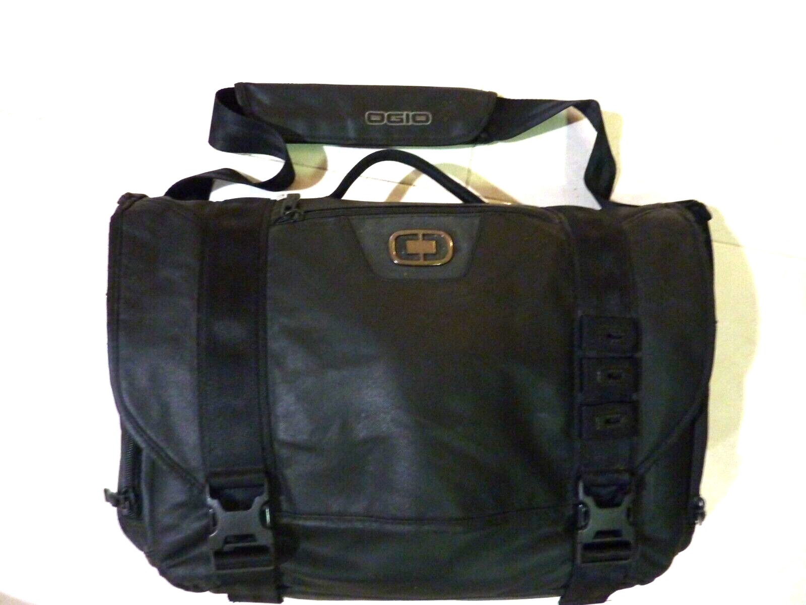 Ogio RIVET Carrying Case (Messenger) for 17″ Notebook – Black